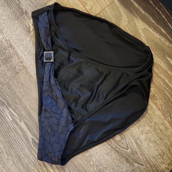 Black bikini - Picture 2 of 7